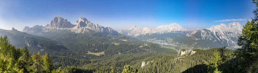 Ein Aussichtspunkt im Wald an der Nordseite der Croda da Lago erlaubt den Ausblick auf die Cinque Torri, Lagazuoi, Tofana di Rozes und Tofana di Mezzo, die Gebrigsgruppen von Cristallo und Antelao und im Tal den Ort Cortina d`Ampezzo, Dolomiten, Südtirol, September 2023.